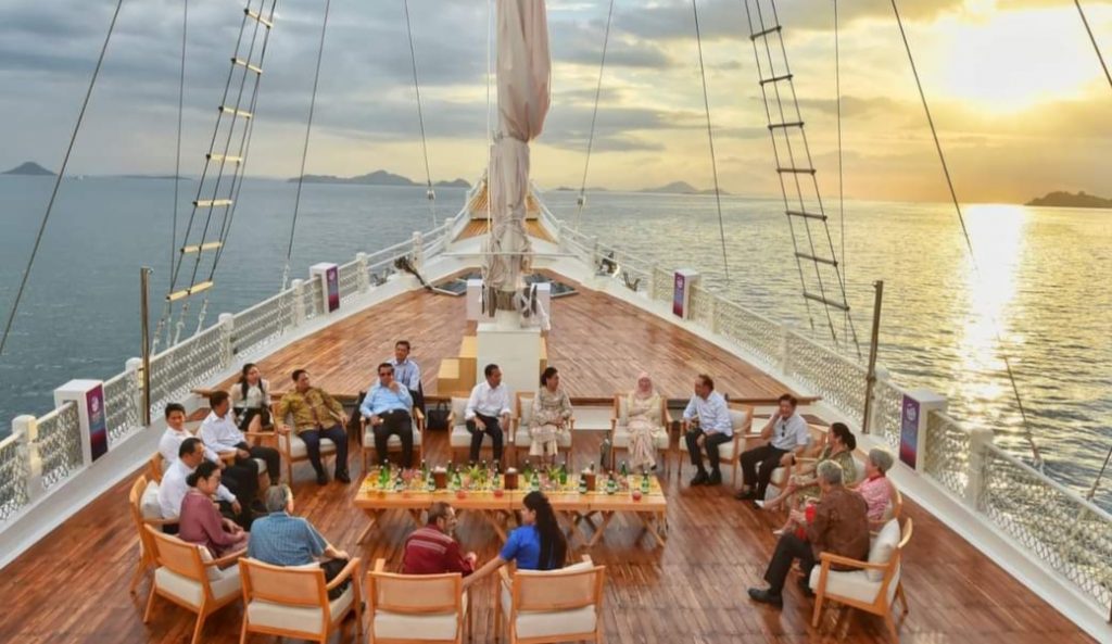 Diplomasi Kapal Pinisi ala Jokowi: Membawa ASEAN Duduk Semeja & Berlayar Sebagai Satu Keluarga