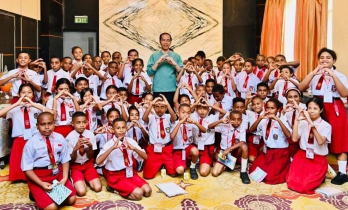 Siswi Papua Tanya Jokowi Kenapa Ibu Kota Negara Tak Dipindahkan Saja Ke Papua