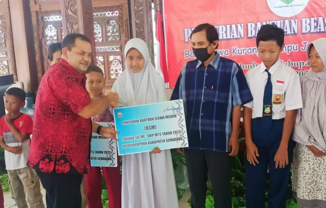 Ribuan Siswa di Kabupaten Semarang Jateng Terima Beasiswa Biar Tak Putus Sekolah
