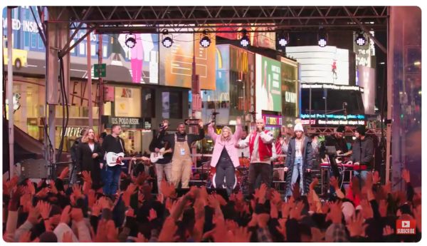 Times Square di New York City Meledak dalam Pujian dan Penyembahan
