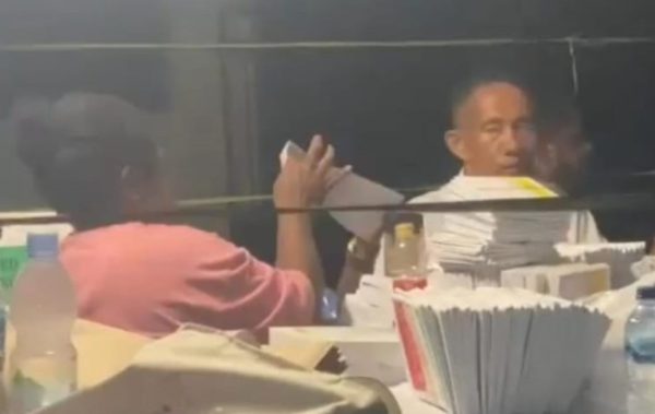 Ketua RT di Mimika Coblos 76 Surat Suara, Dibantu Istri dan Ketua TPS