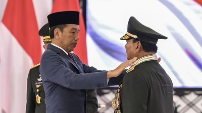 KMS Kecam Jokowi Beri Jenderal Kehormatan Prabowo: Pengkhianatan Reformasi
