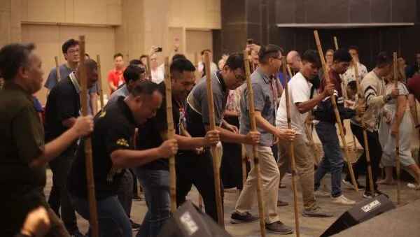 Percikan Api dan Teriakan Sukacita yang Membangkitkan