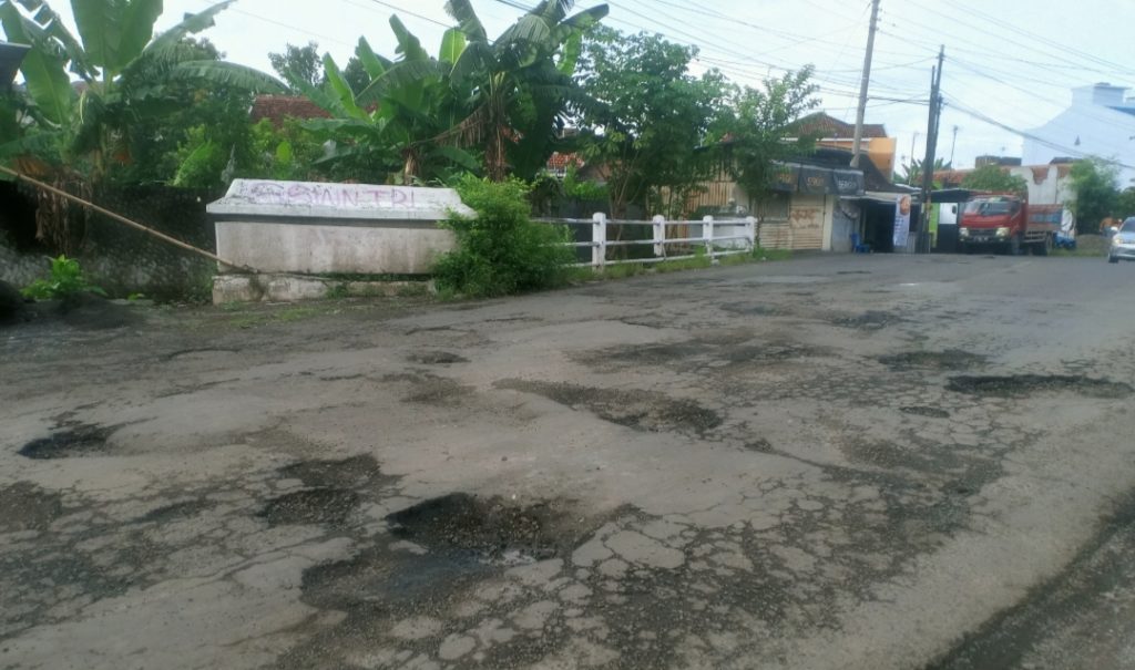 Ada Kurang Lebih 100 Lubang di Sepanjang Jalan Raya Solo-Baki, Berbahaya