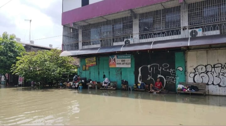 BANJIR BESAR RENDAM SOLO DAN SEKITAR NYA, RATUSAN WARGA TERDAMPAK