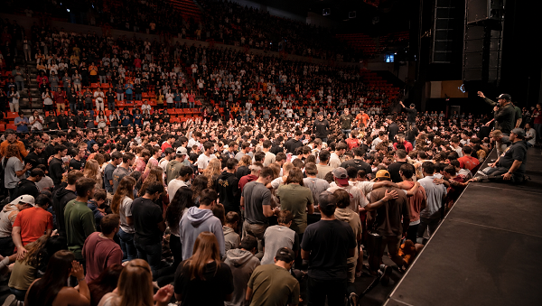 Gelombang Rohani di Kampus: Ratusan Mahasiswa Maju dalam Penyerahan Total