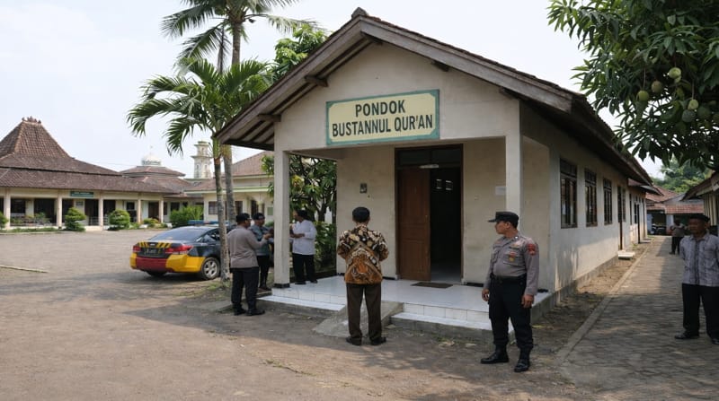 RATUSAN SANTRI DIDEMAK DIDUGA KERACUNAN, DAPUR MBG SPPG DI PASANG GARIS POLISI