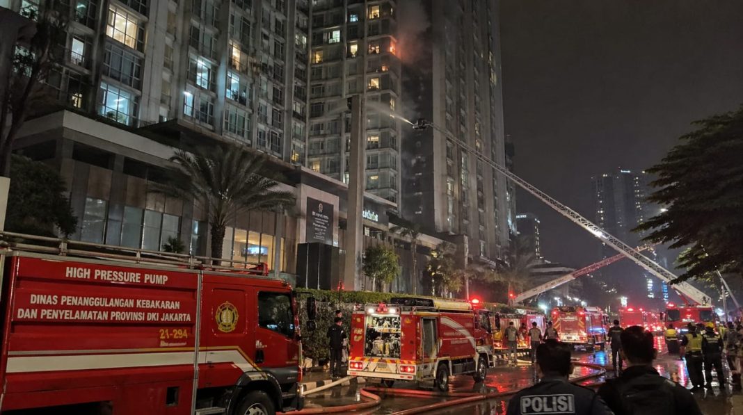 22Mobil Damkar Dikerahkan Padamkan Kebakaran Apartemen di Tanjung Duren