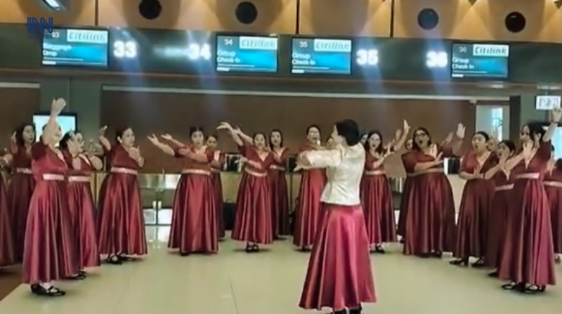 Kontingen Paduan Suara Wanita Kepri Terlantar di Bandara Soekarno-Hatta, Pilih Bernyanyi Daripada Protes